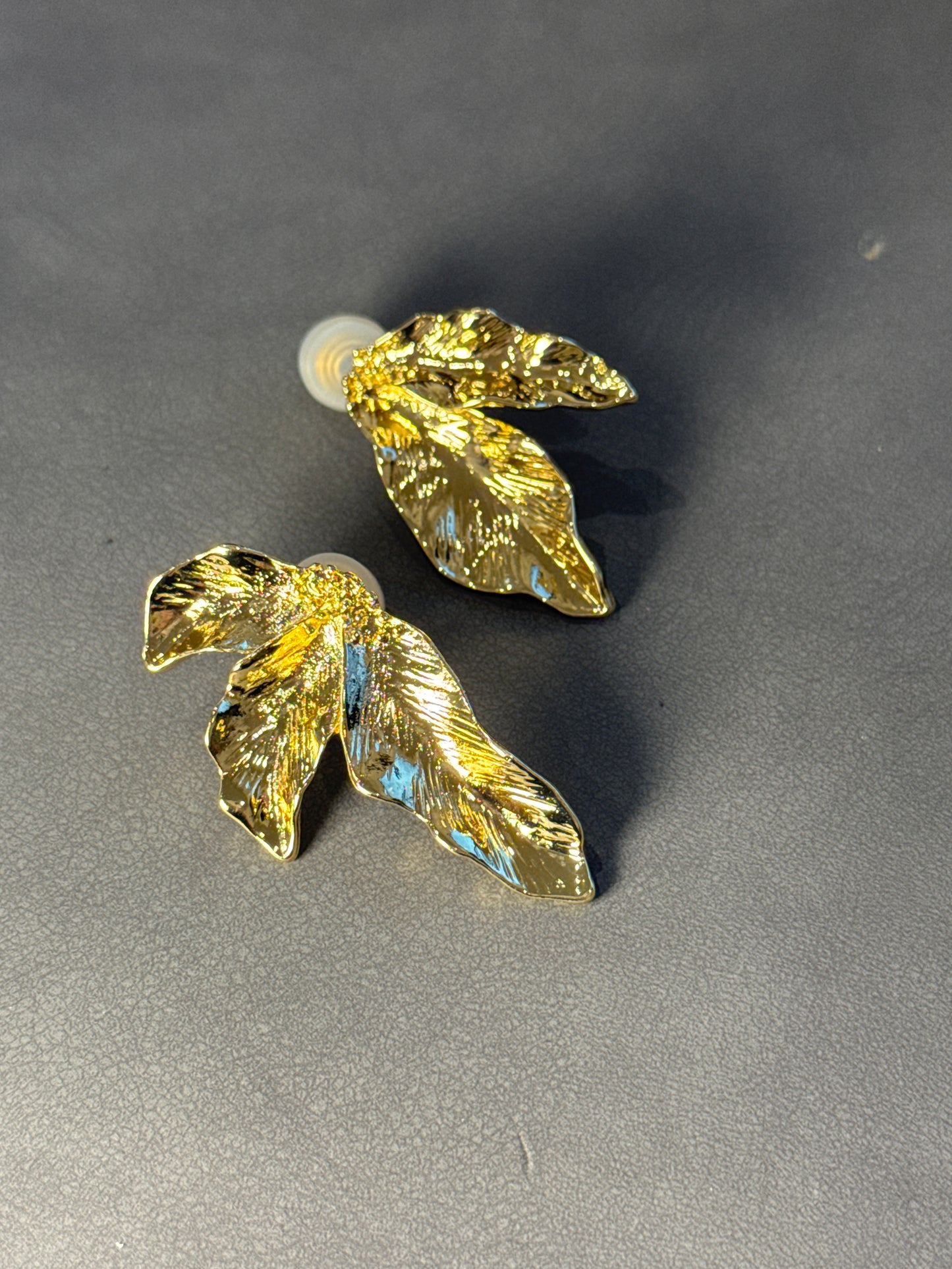 Golden Metal Vintage Style Leaf Shaped Mismatch Clip On Earrings