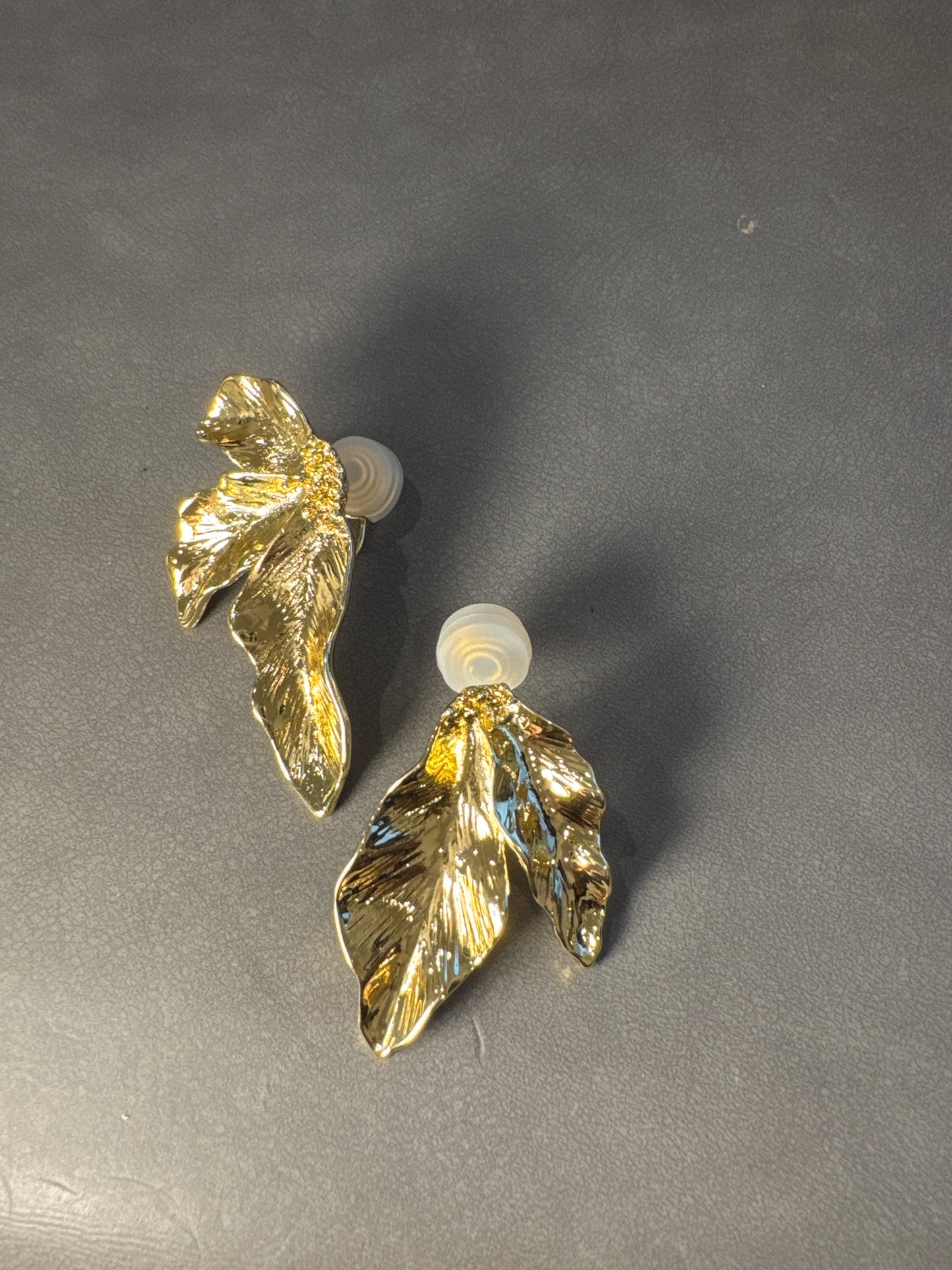 Golden Metal Vintage Style Leaf Shaped Mismatch Clip On Earrings