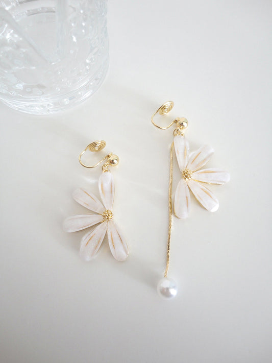 Mismatch Half Daisy Flower Clip On Earrings