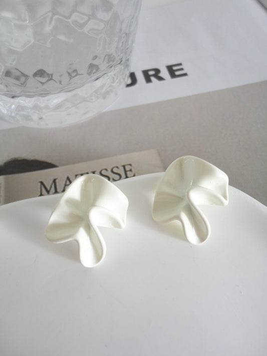 Creamy White Winkled Stud Earrings