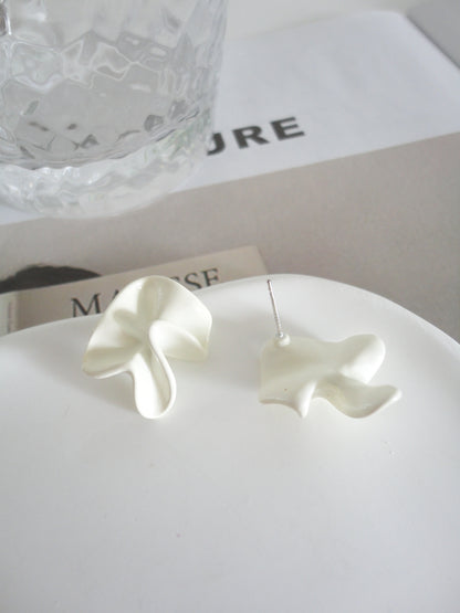 Creamy White Winkled Stud Earrings