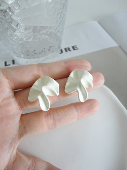 Creamy White Winkled Stud Earrings