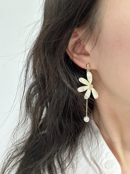 Mismatch Half Daisy Flower Clip On Earrings